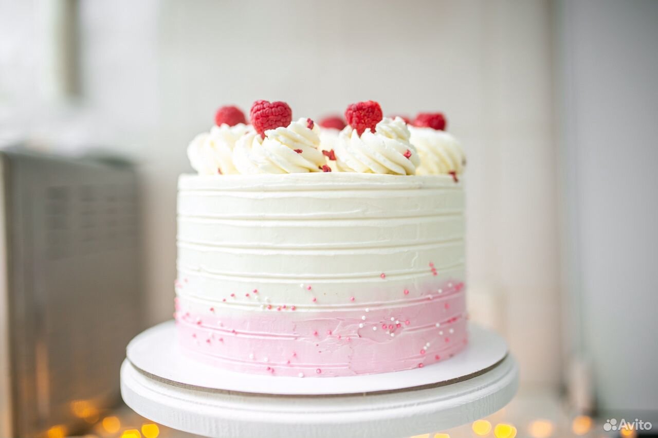 Бело розовый торт полосами