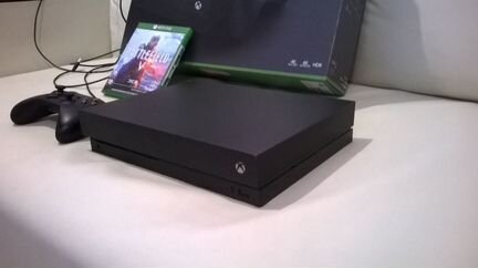 Xbox One X 1 Tb + пара игр