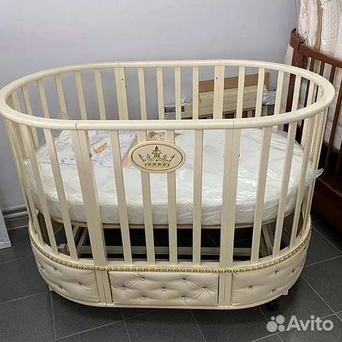 Детская кровать с маятником и комодом