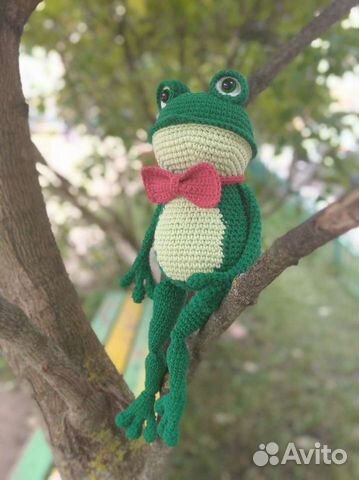 Вязаная игрушка лягушка
