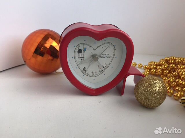 Часы настольные Momento красный куб