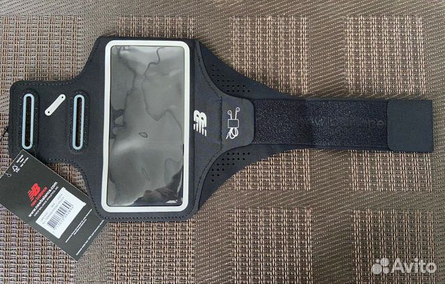 Черный браслет на предплечье для занятий спортом