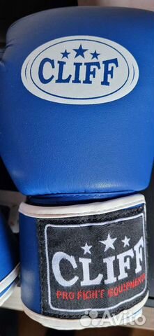 Шлем и перчатки для единоборств