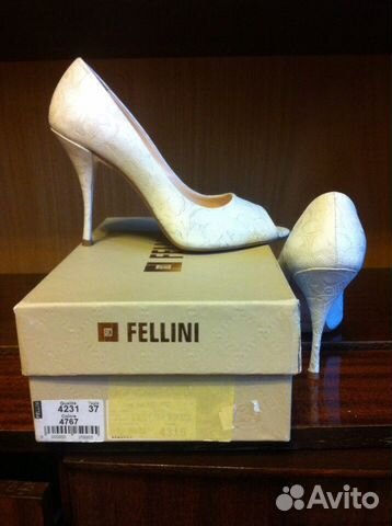 Продам нежные свадебные туфли Fellini