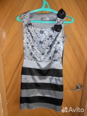 Атласное серебристое платье с цветочным узором