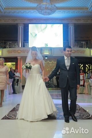 Счастливое и роскошное свадебное платье Счастливое и роскошное свадебное платье