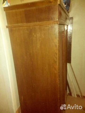 Старинный шкаф с полками Старинный шкаф с полками