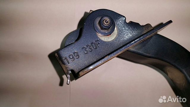 Петля крышки багажника левая Renault Logan с 2005 Петля крышки багажника левая Renault Logan с 2005