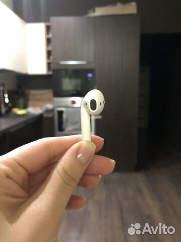 Наушник AirPods (правый) первого поколения. Оригин Наушник AirPods (правый) первого поколения. Оригин