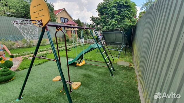 Детская игровая площадка с горкой и качелями