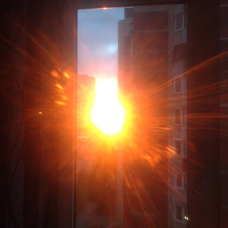 Яркое солнце светит в окна домов. Солнце в окне. Солнце светит в окно. Солнечные лучи в окне. Солнечный свет в окно.