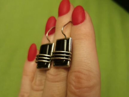 Серьги с черной вставкой