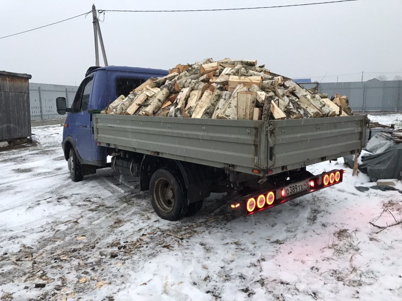 Газель самосвал с дровами. Дрова калуга. Березовое полено. Камаз колотых дров. Дрова калуга.