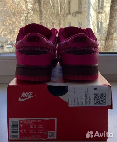 Nike Dunk Low Valentine’s Day pink