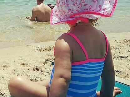 Классная киска красивой девочки на пляже (17 фото)