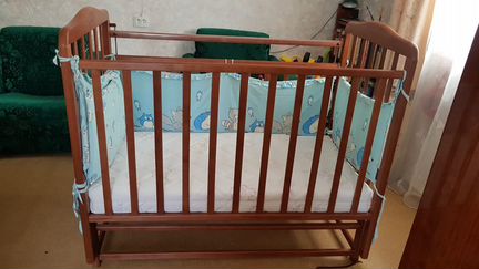 Детская кроватка с продольным маятником