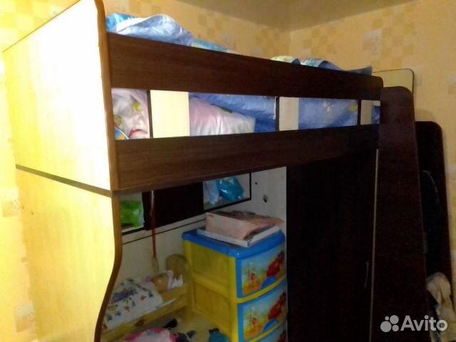 Детскую двухъярусную кровать внизу полки и шкаф