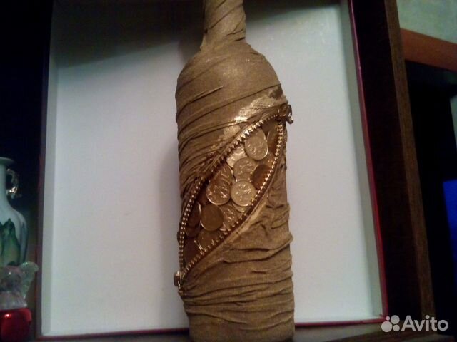 Бутылка декорированная монетами