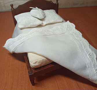 Красавица в нижнем белье предпочитает огромную кровать онлайн