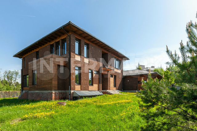 Дом 793 м² на участке 29,6 сот.