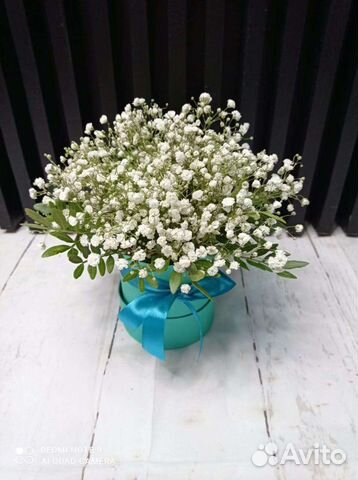 Композиция из гипсофилы в шляпной коробке