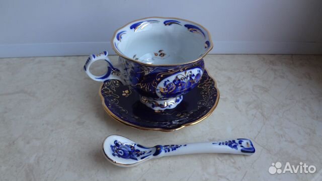 Фарфоровая чашка с блюдцем и ложкой