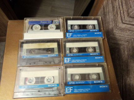 Кассеты для магнитофона и коробка под них винтаж