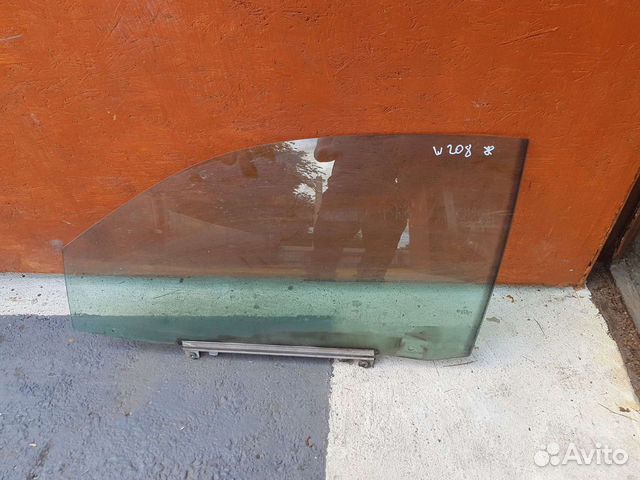 Переднее левое стекло Mercedes w208