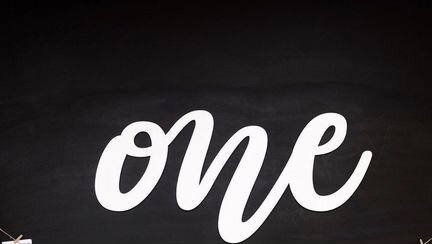 Надпись One
