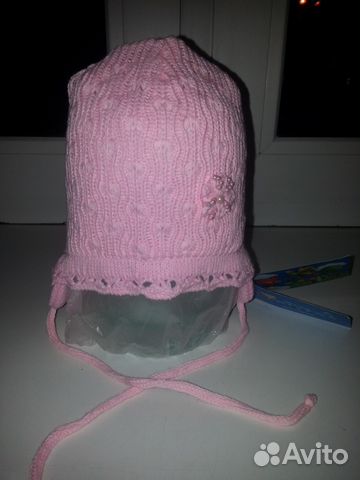 Вязанная шапочка для девочки на завязках