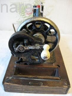 Старинная швейная машинка