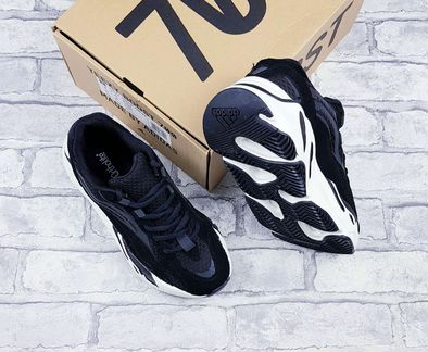 Женские кроссовки Adidas Yeezy boost 700