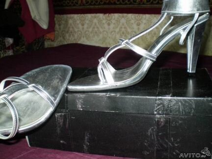Абсолютно новые стильные босоножки