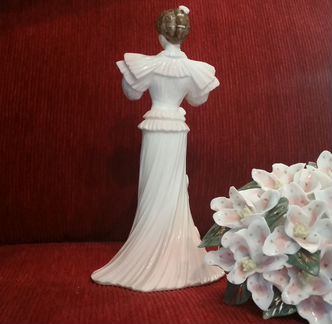 Фарфоровая статуэтка Кружевной шлейф, Коалпорт