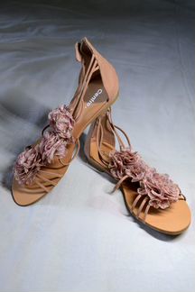 Босоножки женские без каблука