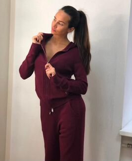 Кашемировый костюм благородного винного оттенка