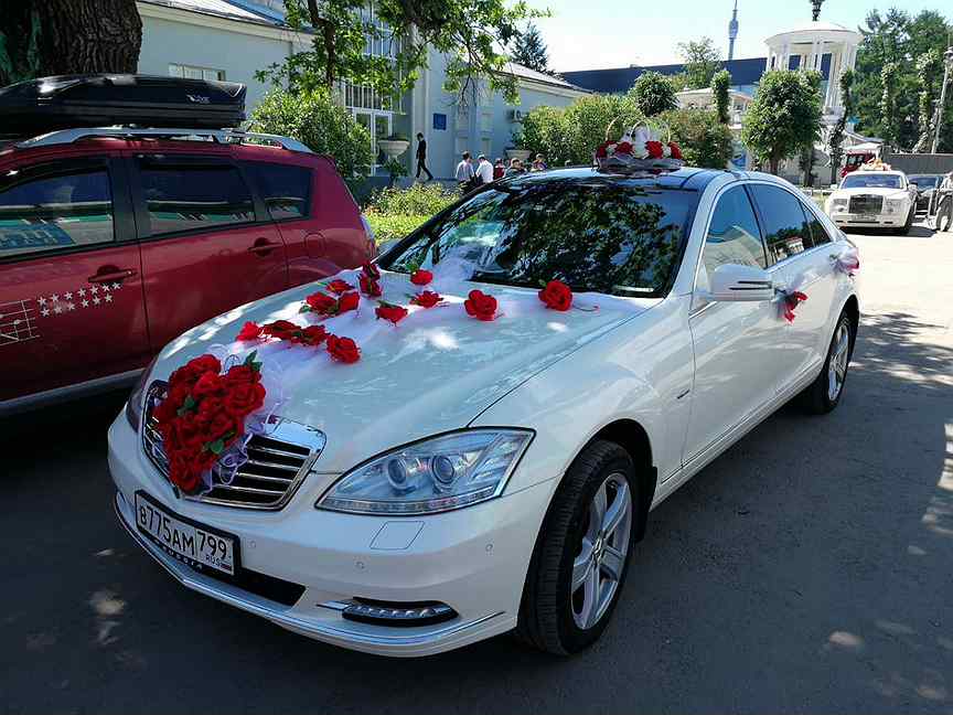 Авто на заказ москва. Мерседес на свадьбу Москва. Машина белый Mercedes свадебный с красными ленточек большая. Машина белый Mercedes свадебный с красными ленточек. Бентли аренда на свадьбу Сочи.