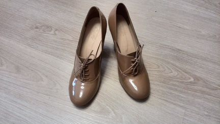 Туфли бежевые лак. кожа