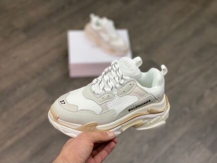 Balenciaga женские и мужские молочные