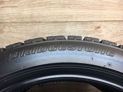 Bridgestone Blizzak VRX 275/35 R18 95S