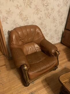 Кожаный диван и два кресла
