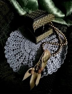 Вязаная из серо-серебристого ириса салфетка диамет