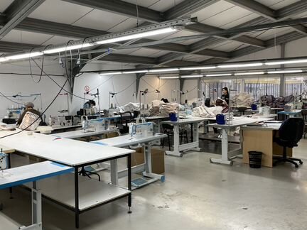 Швеи одинцово. Швея. Швейное производство. Швейному производству требуются швеи. Фото швеи за работой.