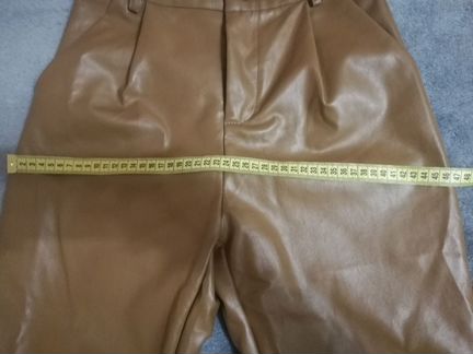 Брюки эко-кожа беж.новые 42 р
