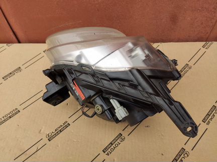 Фара Nissan Juke правая ксенон оригинал