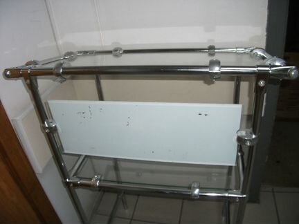 Кафедра из хромированных труб и стекла