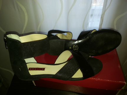 Босоножки кожаные новые
