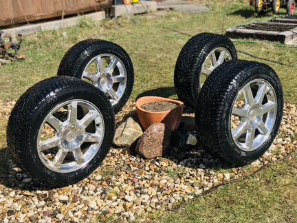 Зимние шины на родных дисках Cadillac STS 2007. Це