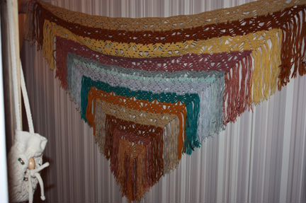 Вязаная шаль ручной работы