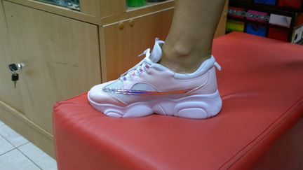 Кроссовки женские